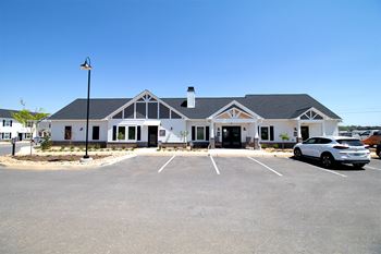 Onsite clubhouse and complimentary wifi in amenity space